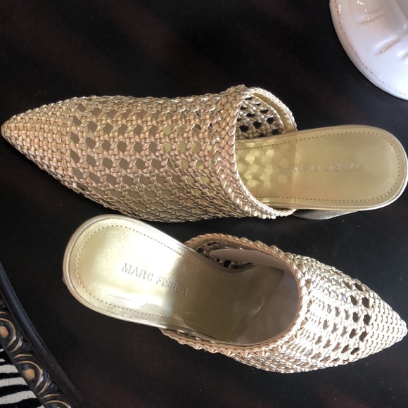 Beautiful Marc Fisher slides. Metallic gold, almost champagne color - Picture 2 of 7